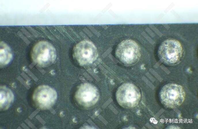 样品2底部早于锡球出现的异?；? width=